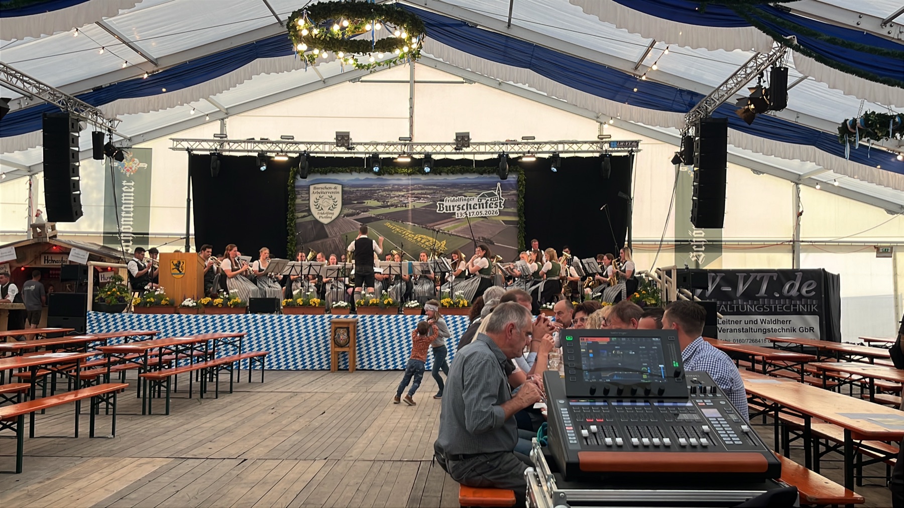 FOH-Platz, Bühne und TW-Audio-System im Festzelt Fridolfing
