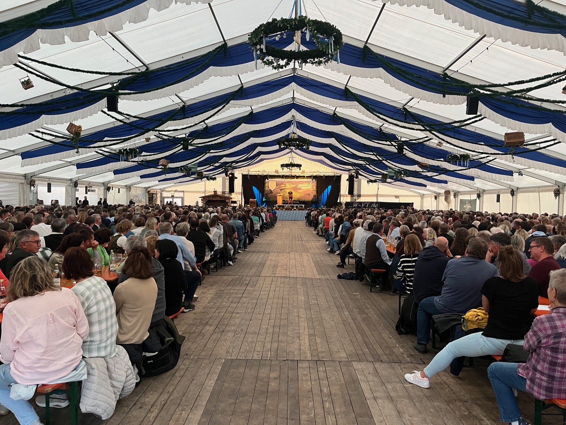 Burschenfest Fridolfing 2026 im vollen Festzelt