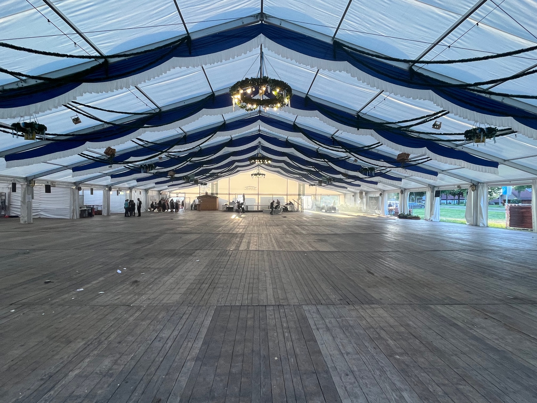 Leeres 30 x 50 Meter Festzelt in Fridolfing