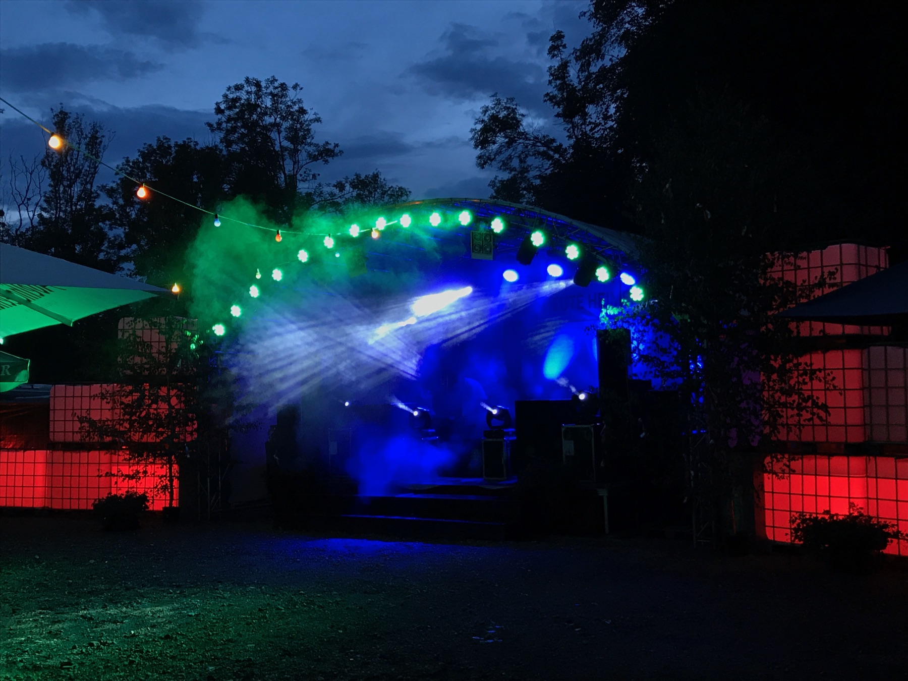 Open-Air-Bühne mit Lichttechnik