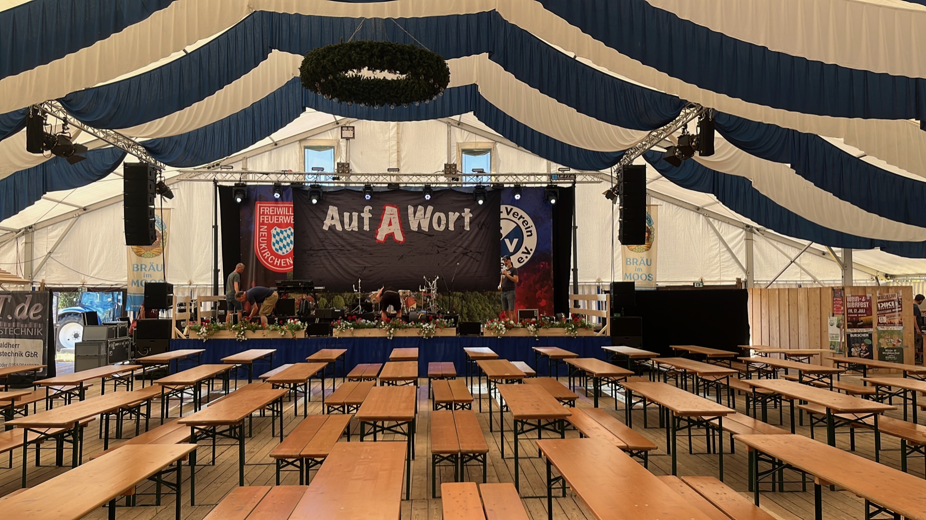 Bühne und Beschallung im leeren Festzelt