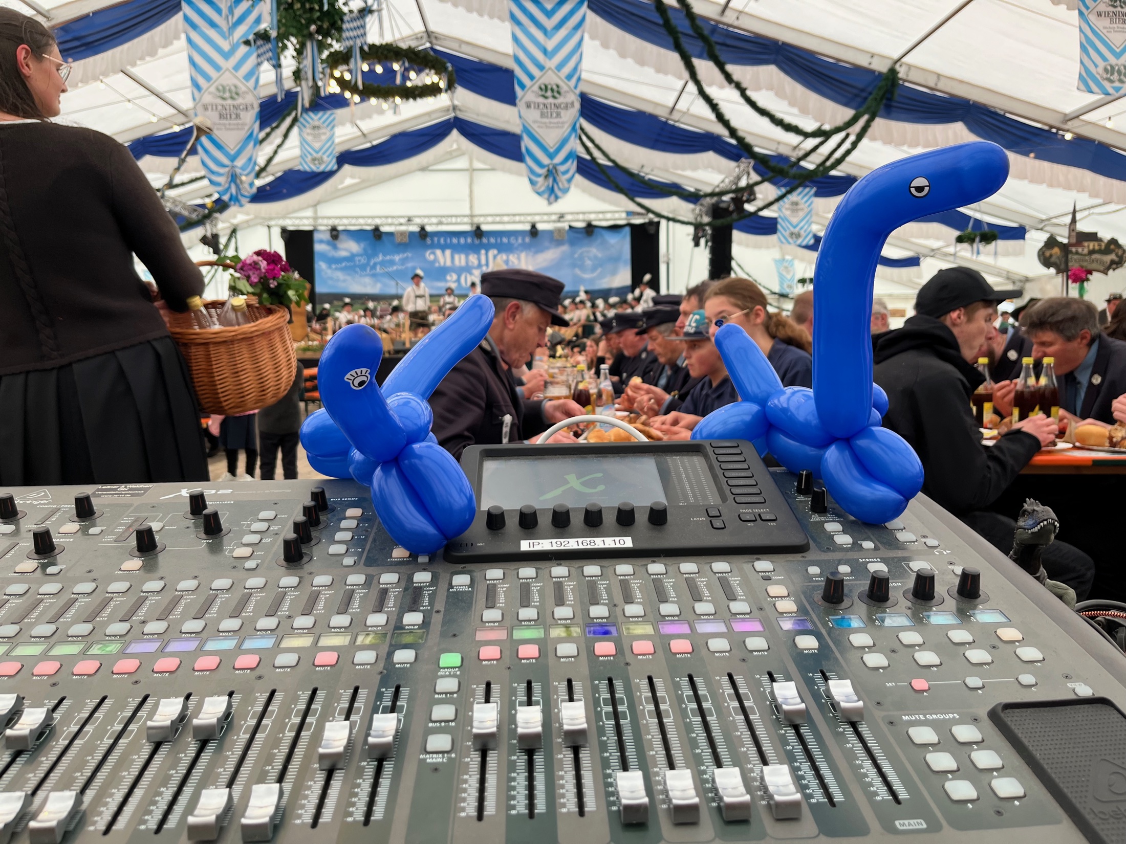 Mischpult und Lichtsteuerung beim Musikfest Steinbrünning 2025