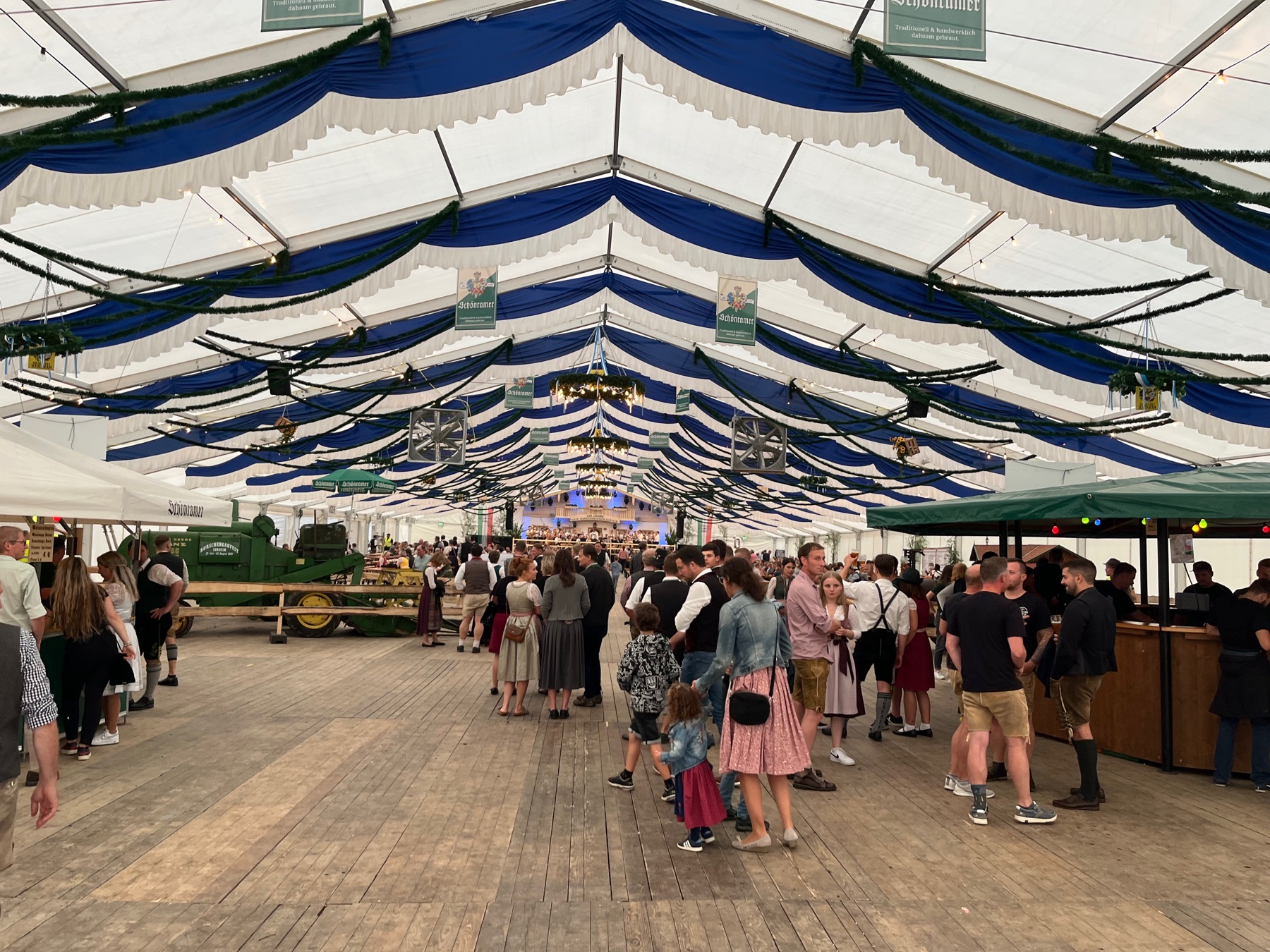 Publikum im Festzelt beim Gauburschenfest Surheim