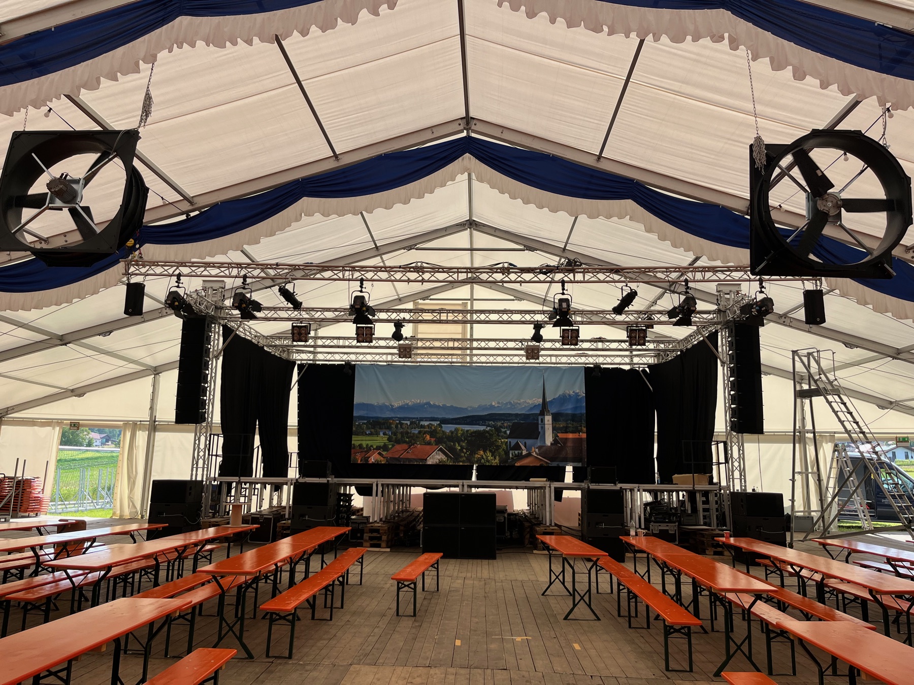 Festzeltbühne mit Line-Array und Traversensystem